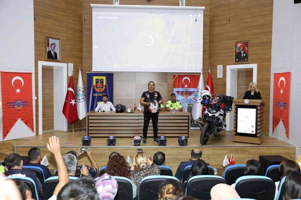 Üniversite öğrencilerine trafik güvenliği anlatıldı