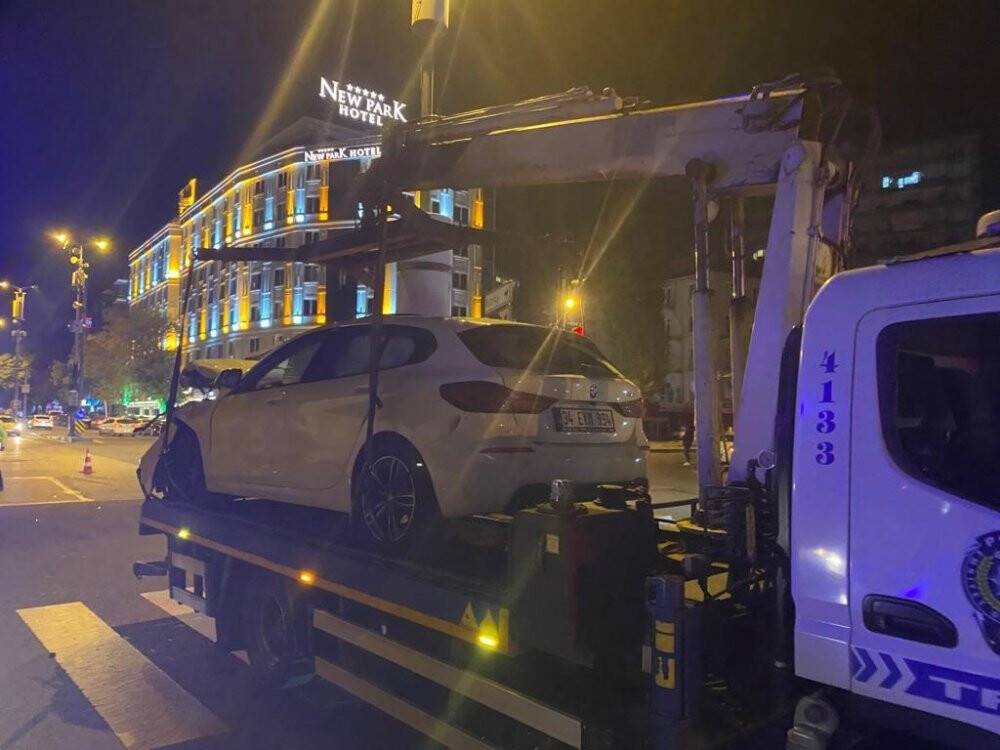 Ankara’da ticari taksi ile otomobil kafa kafaya çarpıştı, 1’i ağır 3 kişi yaralandı