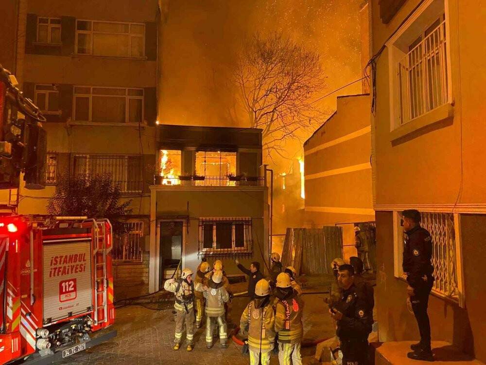 Beyoğlu’nda metruk binada başlayan yangın 5 binaya sıçradı, yükselen alevler geceyi aydınlattı