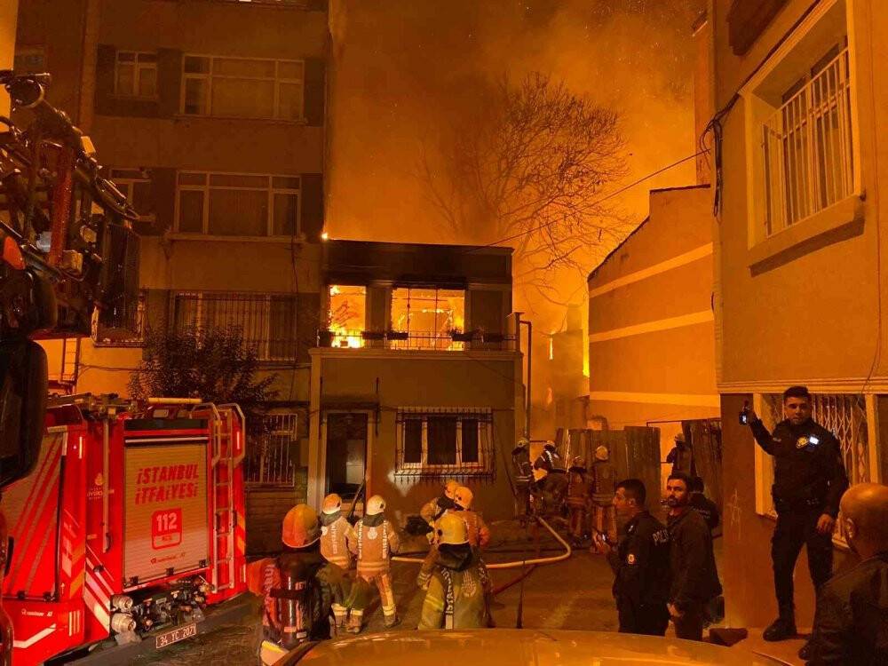 Beyoğlu’nda metruk binada başlayan yangın 5 binaya sıçradı, yükselen alevler geceyi aydınlattı