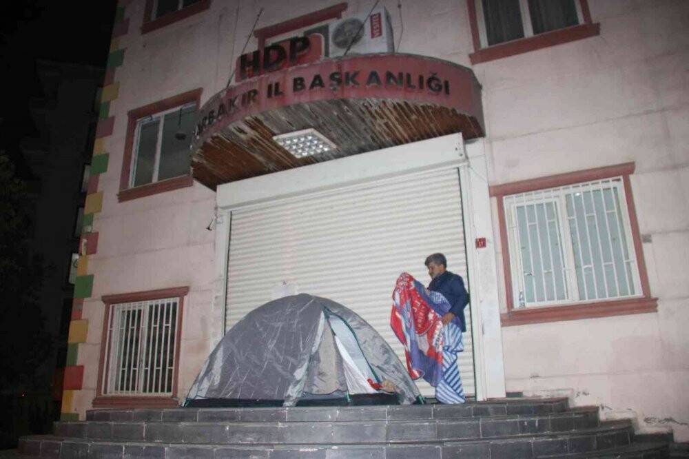 Çaresiz baba evladının götürüldüğü kapıda gece çadır kurarak bekliyor