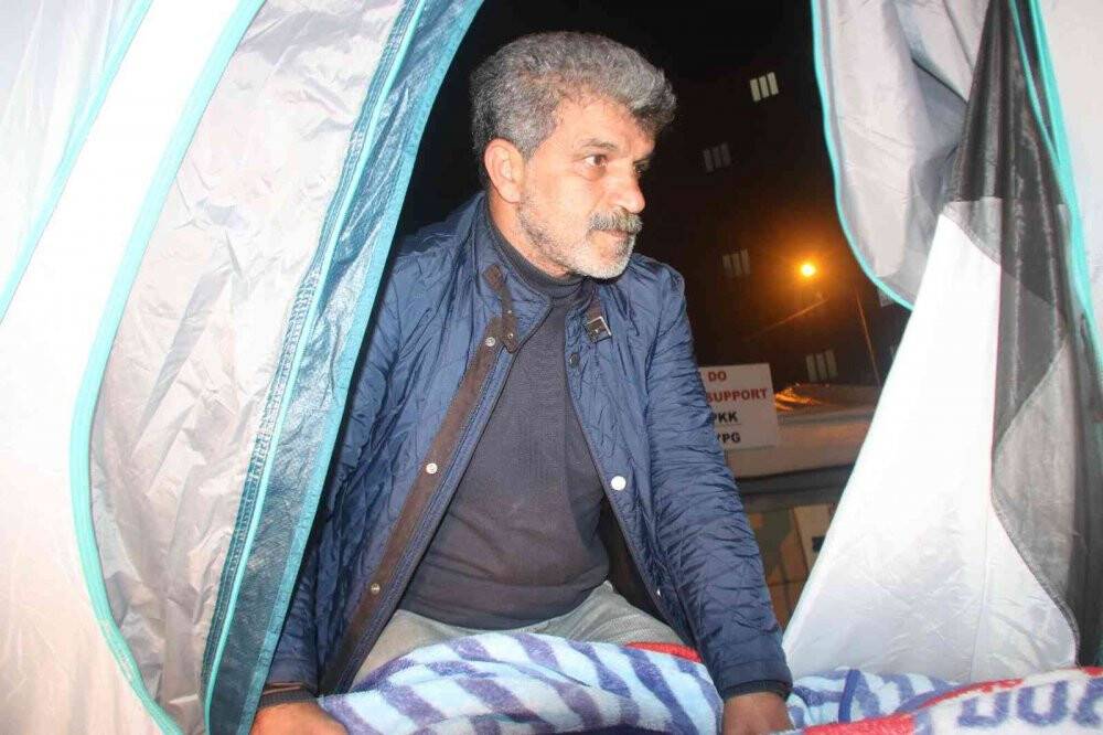 Çaresiz baba evladının götürüldüğü kapıda gece çadır kurarak bekliyor