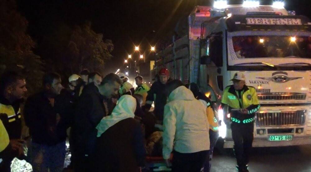 Hafif ticari aracın kamyona çarptığı kazada karı koca ağır yaralandı