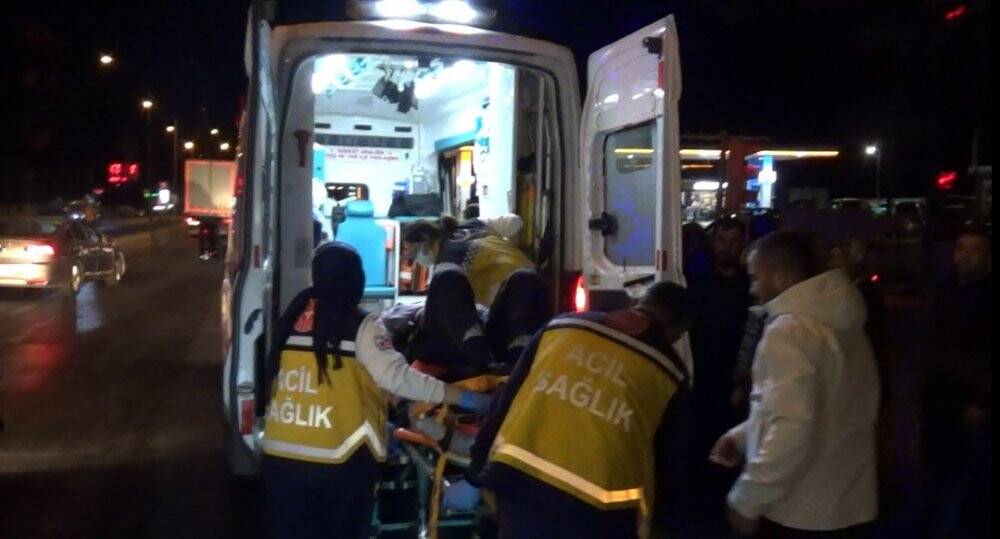Hafif ticari aracın kamyona çarptığı kazada karı koca ağır yaralandı