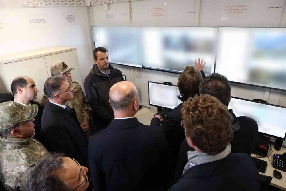 İçişleri Bakanı Soylu, Türkiye-İran sınırındaki güvenlik duvarı çalışmalarını inceledi