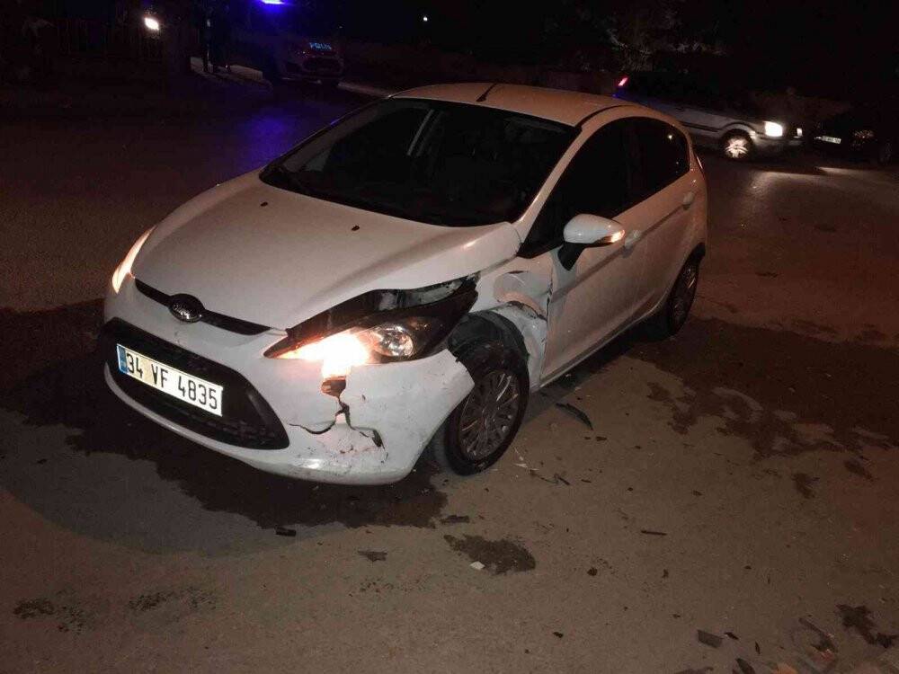 İki otomobil çarpıştı: 3 yaralı