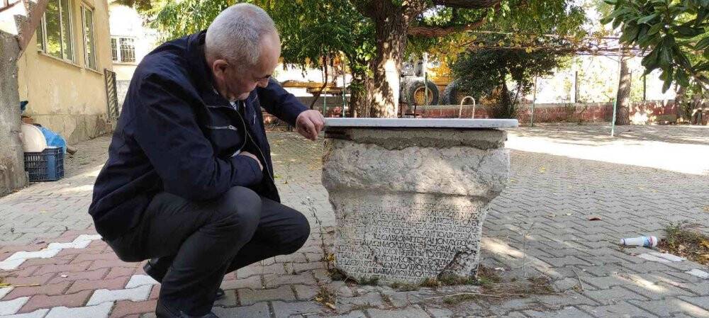Köy meydanındaki tarihi taş 2 bin yıllık şampiyonu ortaya çıkardı