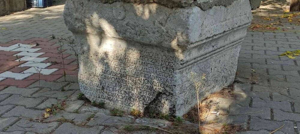 Köy meydanındaki tarihi taş 2 bin yıllık şampiyonu ortaya çıkardı
