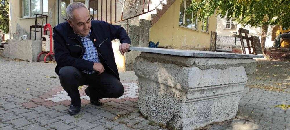 Köy meydanındaki tarihi taş 2 bin yıllık şampiyonu ortaya çıkardı