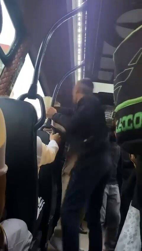 Minibüste yüksek sesle müzik dinlediler, tepki gelince ortalığı birbirine kattılar