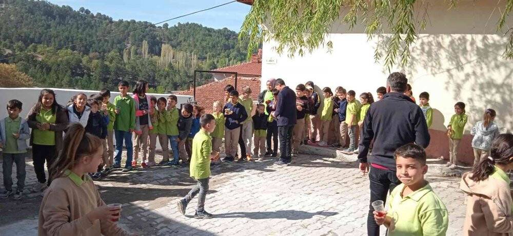 Öğrenciler çeşmeden meyve suyu içti