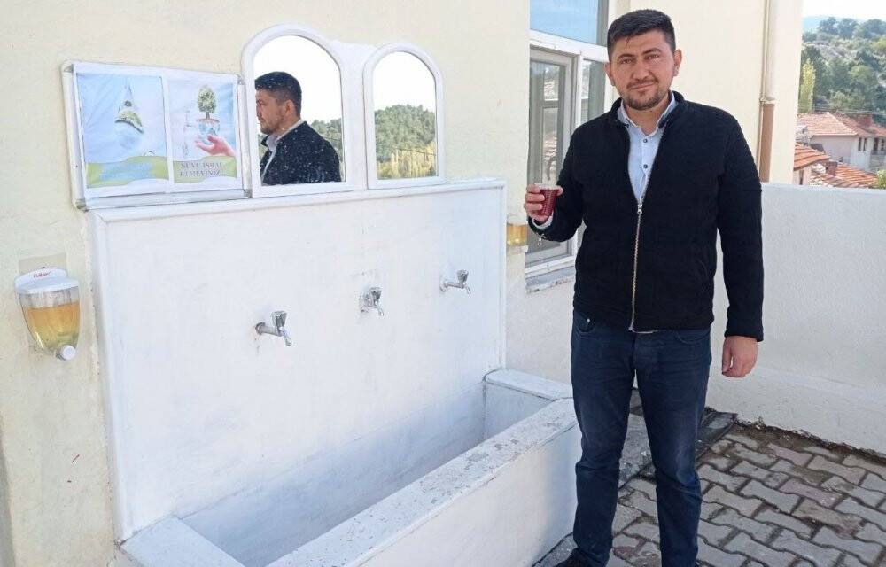 Öğrenciler çeşmeden meyve suyu içti
