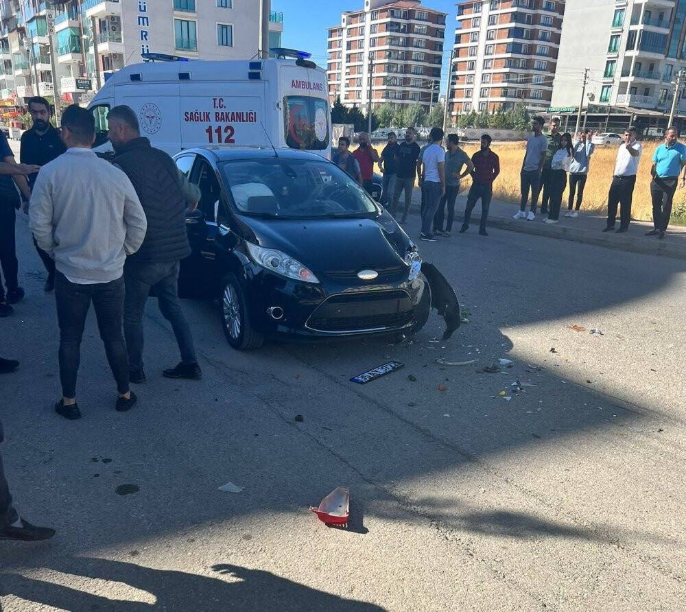 Otomobil ile motosiklet çarpıştı: 1 ağır yaralı