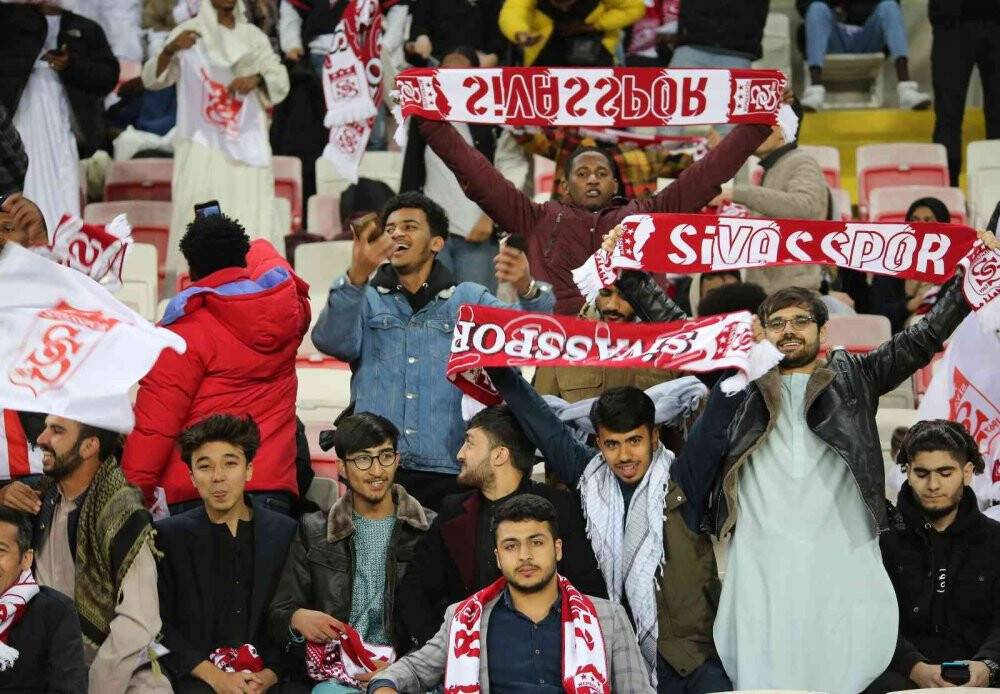 Yabancı öğrenciler tribünleri renklendirdi