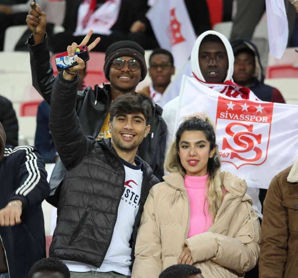 Yabancı öğrenciler tribünleri renklendirdi