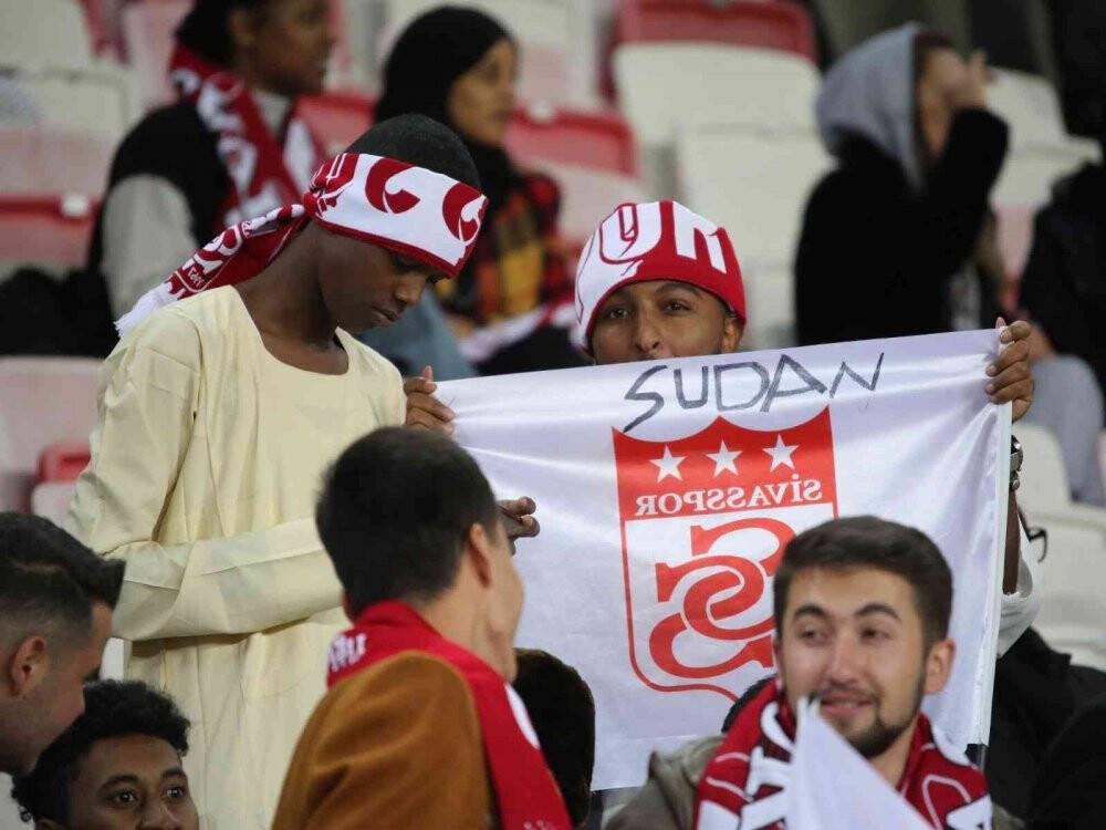 Yabancı öğrenciler tribünleri renklendirdi