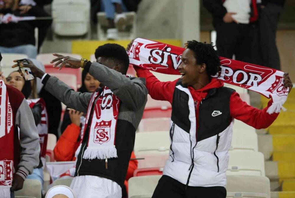 Yabancı öğrenciler tribünleri renklendirdi