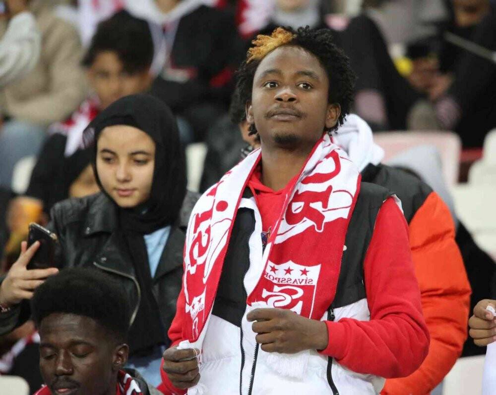 Yabancı öğrenciler tribünleri renklendirdi