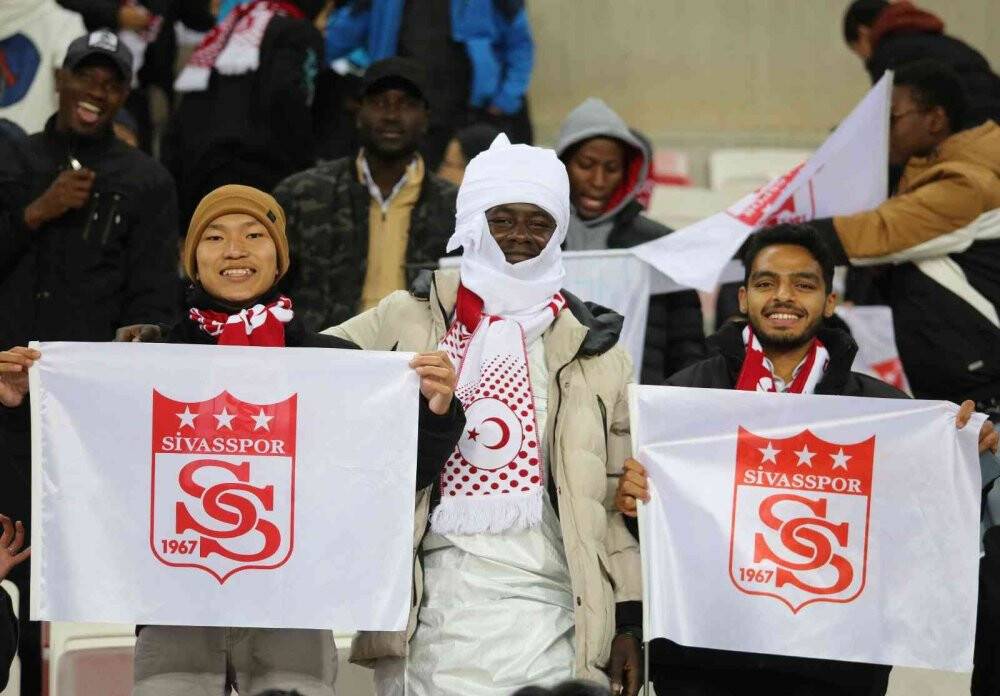 Yabancı öğrenciler tribünleri renklendirdi