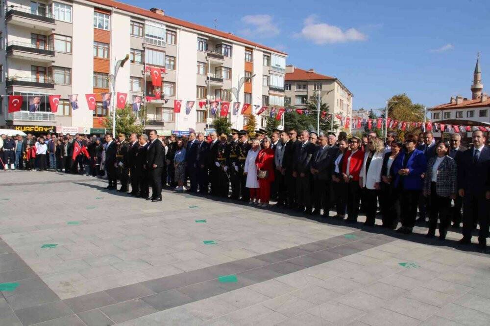 Akşehir’de Cumhuriyet Bayramı kutlamaları çelenk sunumuyla başladı