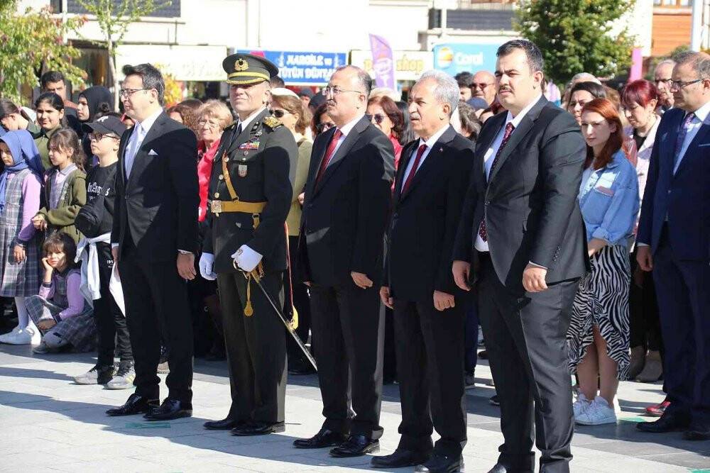 Akşehir’de Cumhuriyet Bayramı kutlamaları çelenk sunumuyla başladı