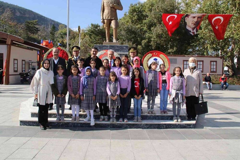 Akşehir’de Cumhuriyet Bayramı kutlamaları çelenk sunumuyla başladı