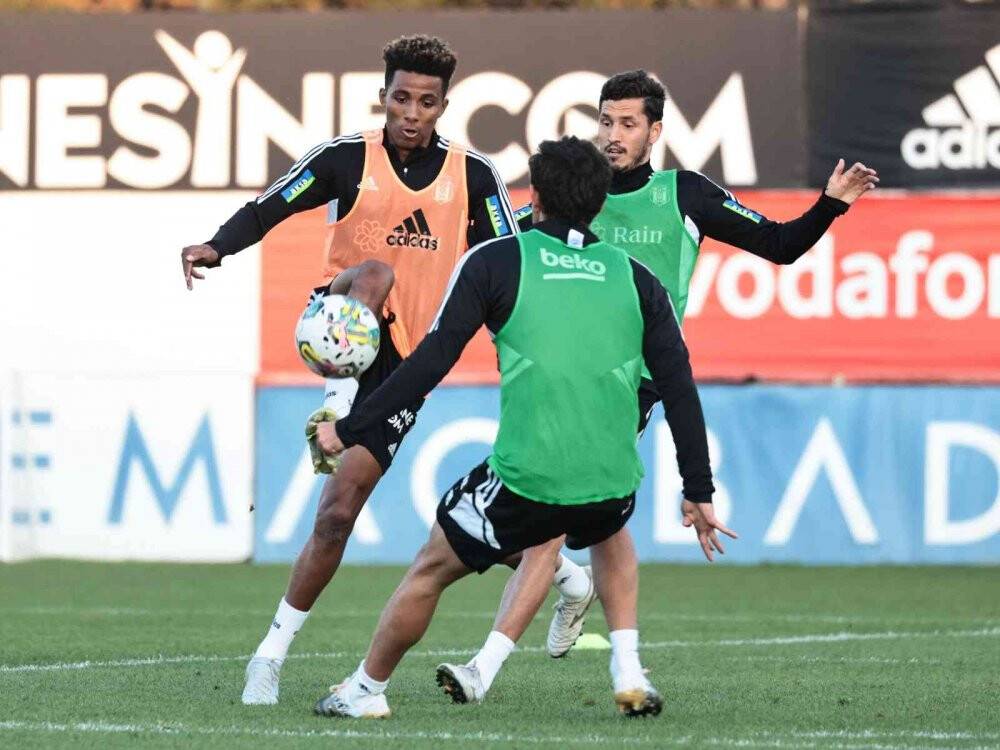 Beşiktaş yeni hocası Şenol Güneş yönetiminde çalıştı