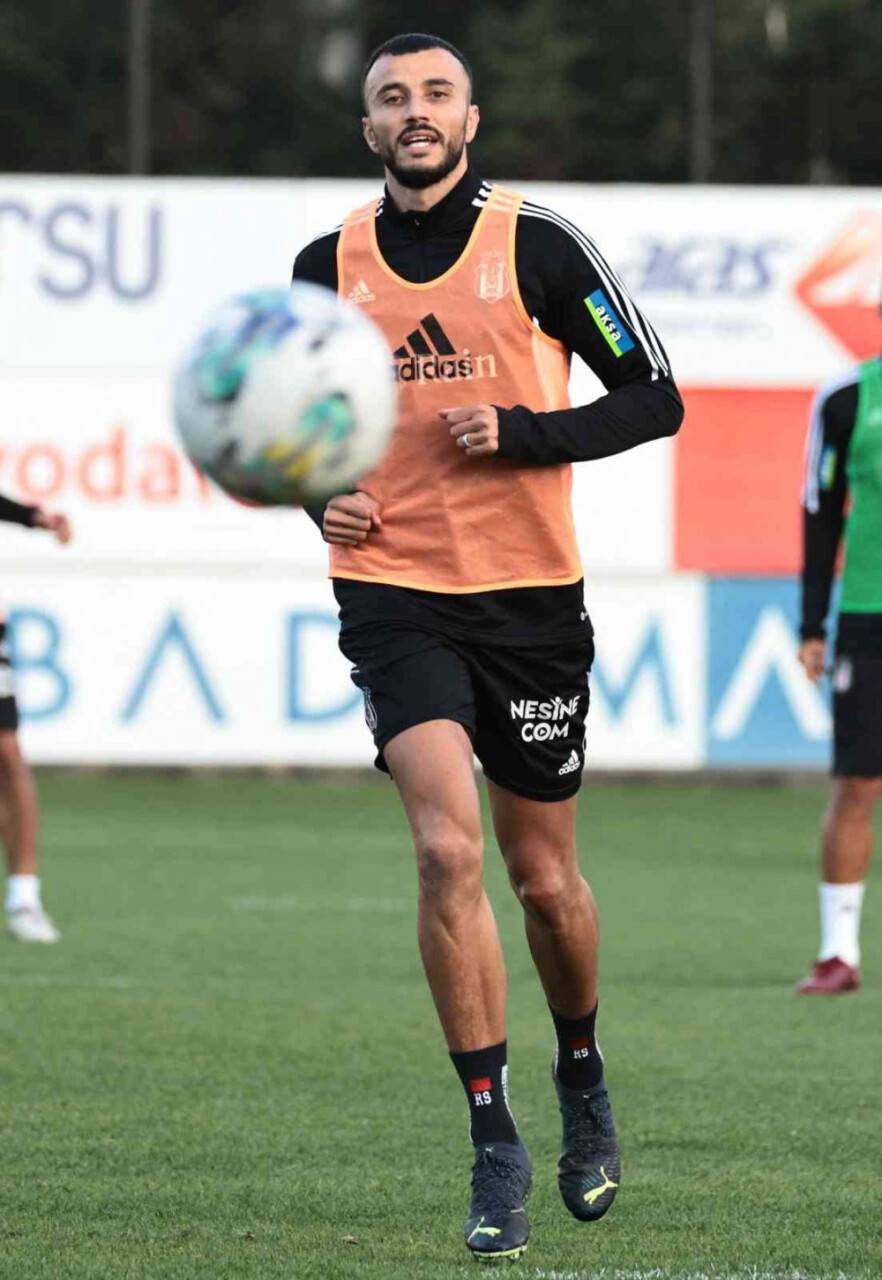 Beşiktaş yeni hocası Şenol Güneş yönetiminde çalıştı