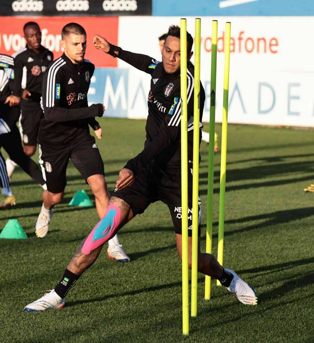 Beşiktaş yeni hocası Şenol Güneş yönetiminde çalıştı