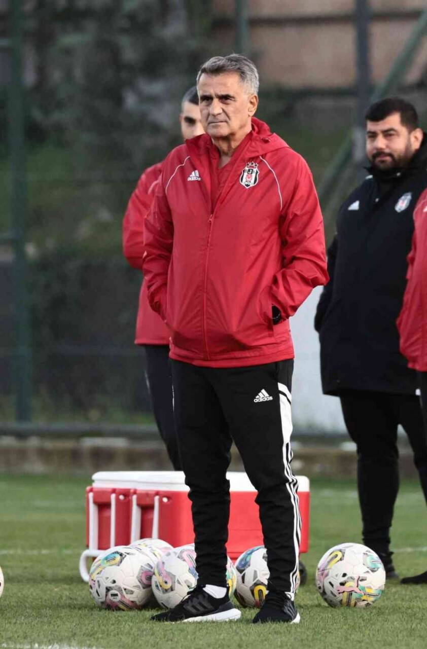 Beşiktaş yeni hocası Şenol Güneş yönetiminde çalıştı