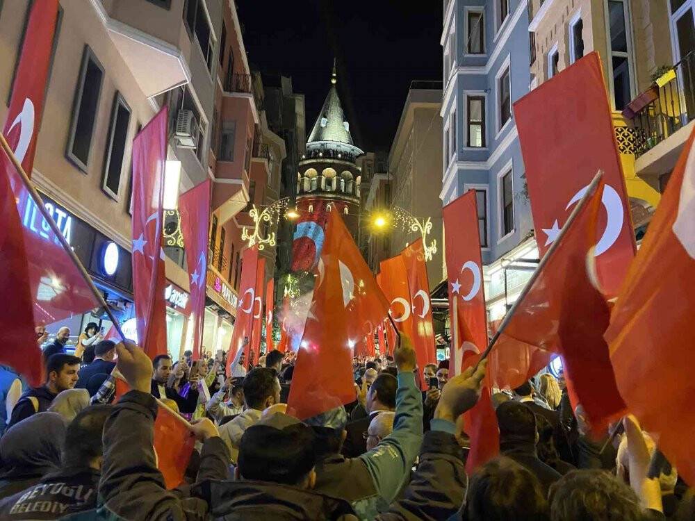 Beyoğlu’nda Cumhuriyetin 99. yılına özel fener alayı yürüyüşü düzenlendi
