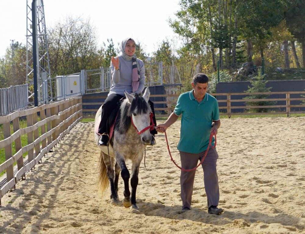 Hayatında hiç at görmeyen öğrenciler, ata binerek sınav stresini atıyor