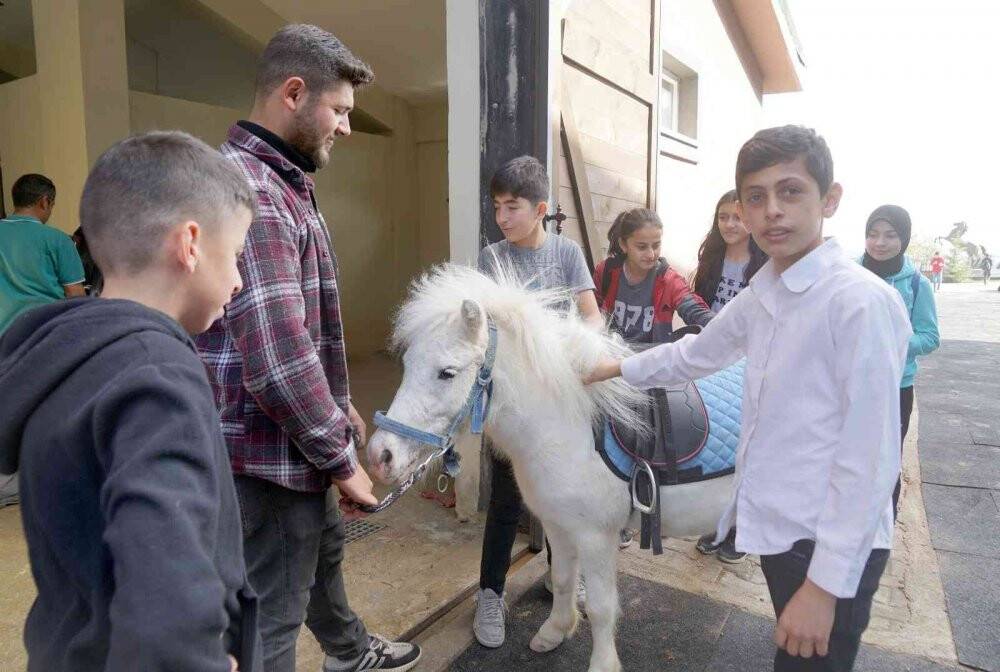 Hayatında hiç at görmeyen öğrenciler, ata binerek sınav stresini atıyor