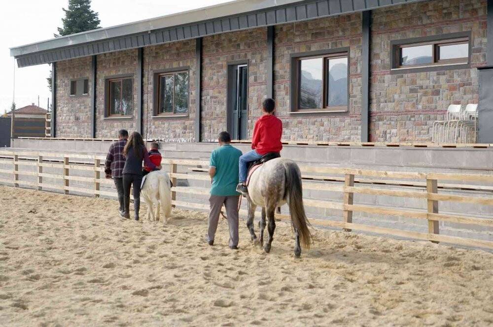 Hayatında hiç at görmeyen öğrenciler, ata binerek sınav stresini atıyor
