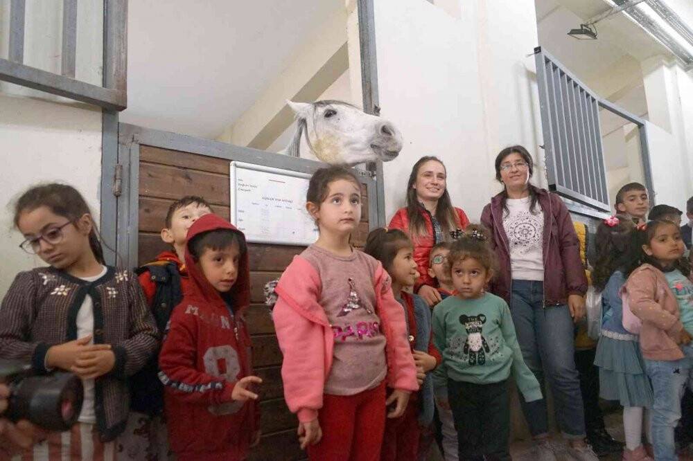 Hayatında hiç at görmeyen öğrenciler, ata binerek sınav stresini atıyor