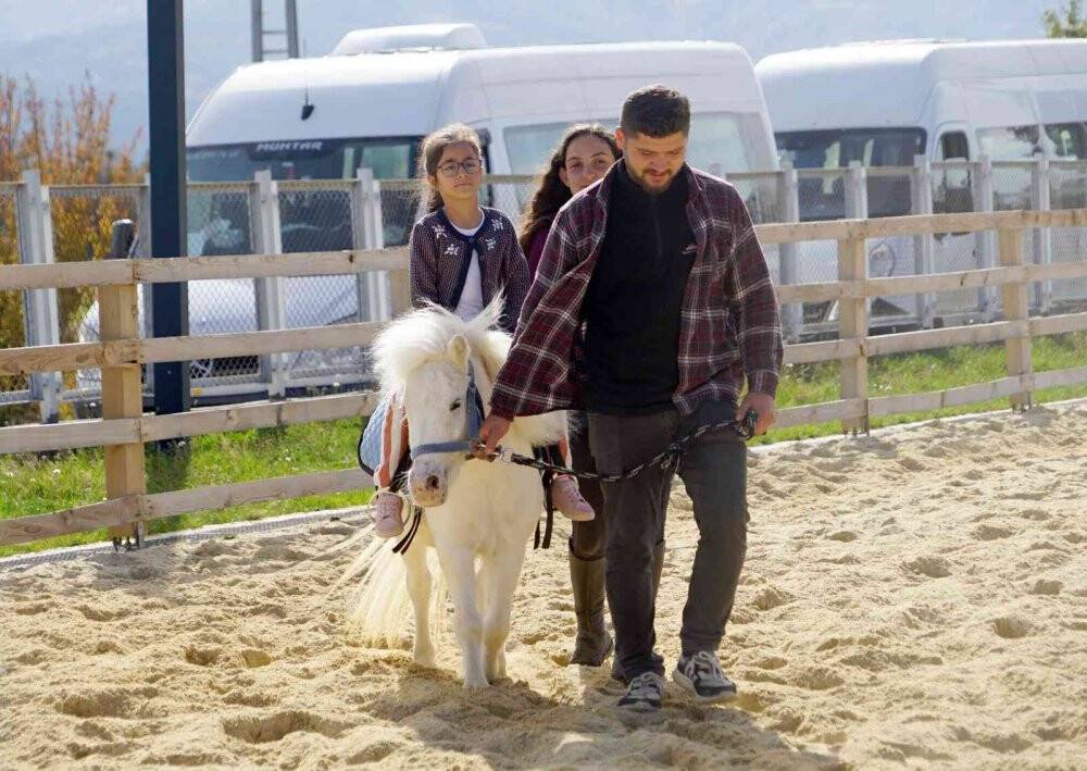 Hayatında hiç at görmeyen öğrenciler, ata binerek sınav stresini atıyor