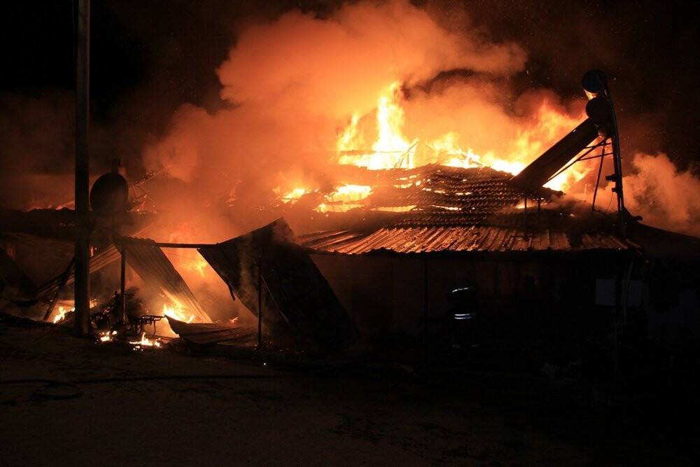 İki kardeşin bitişik evleri tamamen yandı