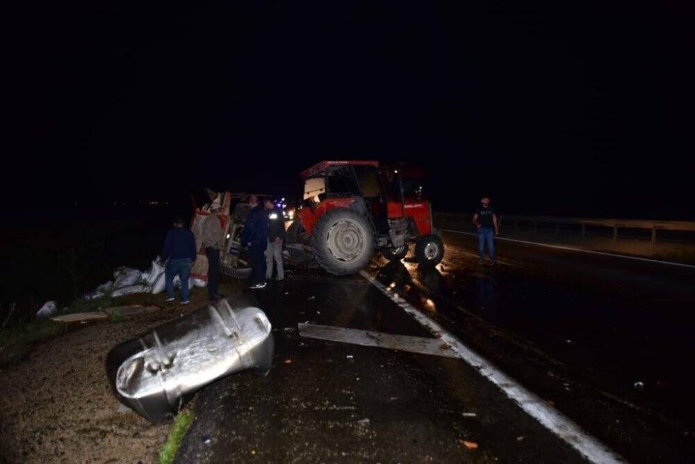 Kamyonun çarptığı traktörün tekeri koptu