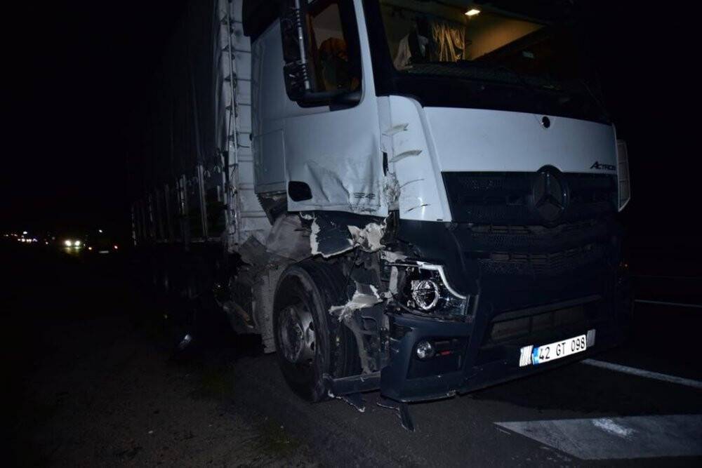 Kamyonun çarptığı traktörün tekeri koptu