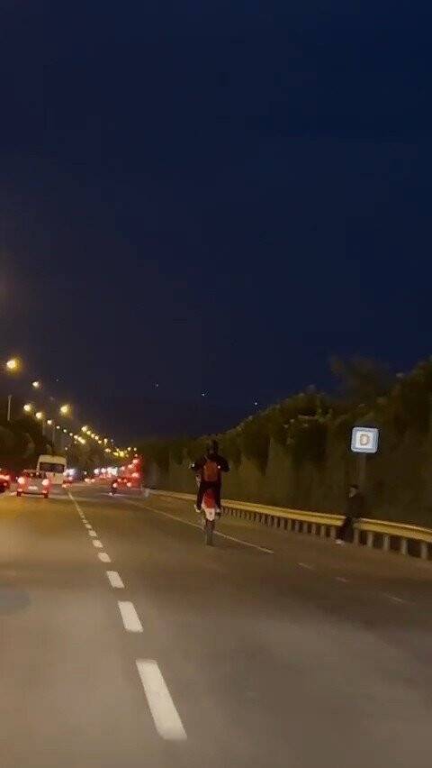 Tek teker giden motosiklet trafikte tehlike saçtı