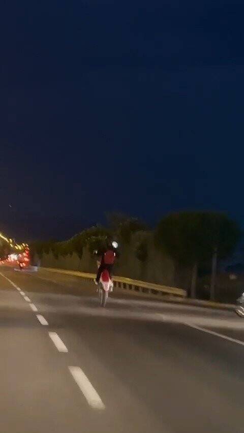 Tek teker giden motosiklet trafikte tehlike saçtı