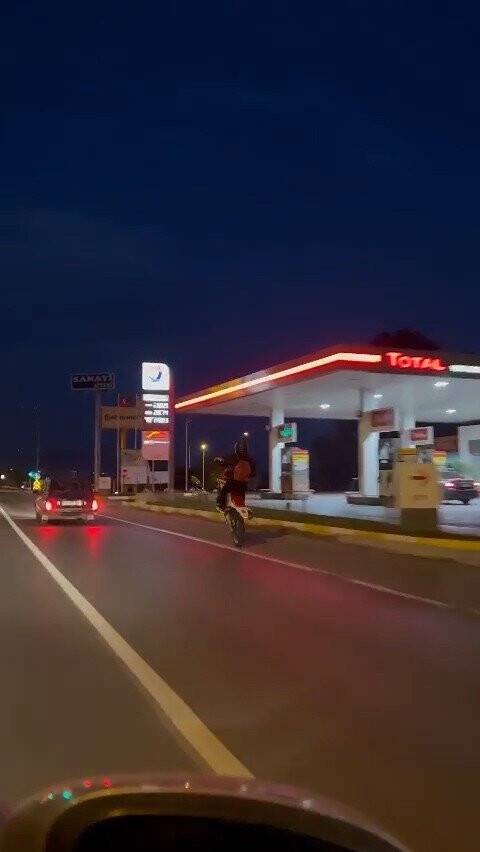 Tek teker giden motosiklet trafikte tehlike saçtı