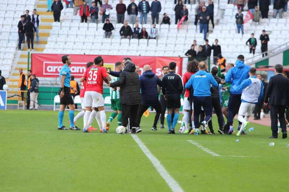 Konyaspor - Kasımpaşa maçının son dakikalarında tartışma çıktı