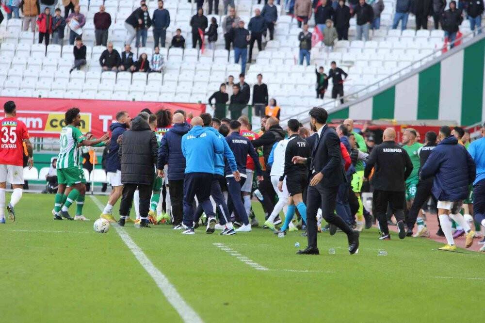 Konyaspor - Kasımpaşa maçının son dakikalarında tartışma çıktı