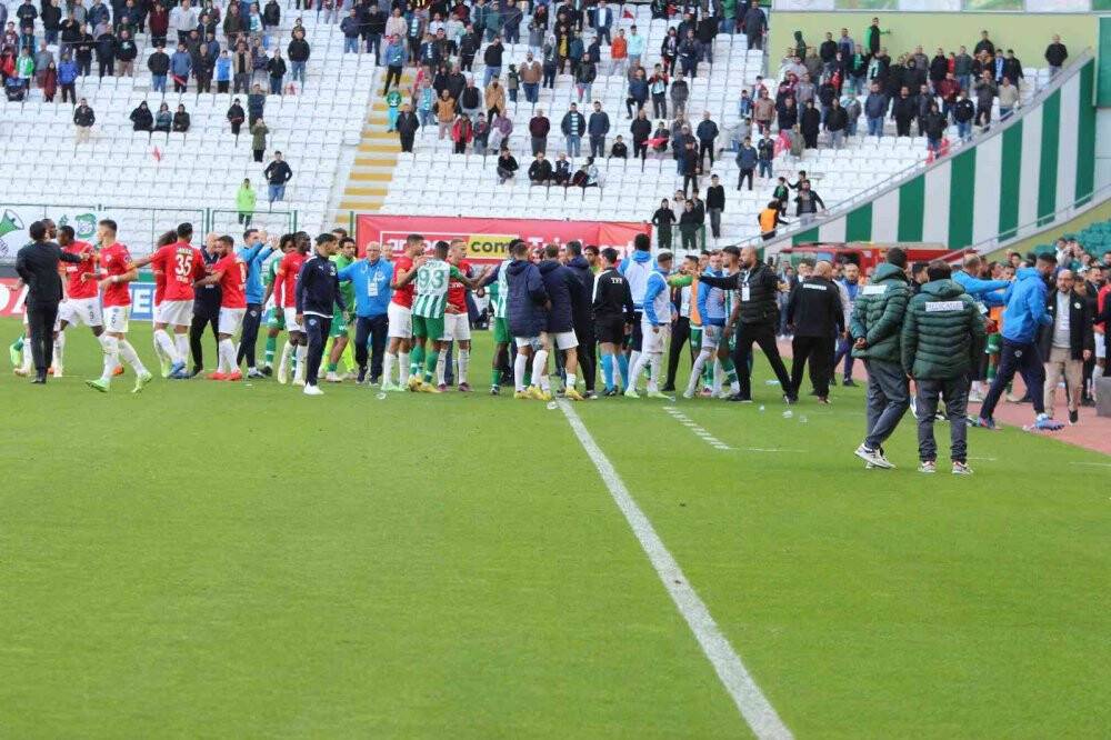 Konyaspor - Kasımpaşa maçının son dakikalarında tartışma çıktı