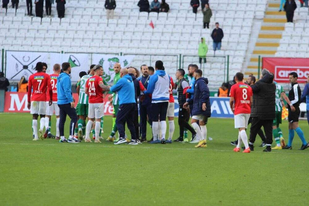 Konyaspor - Kasımpaşa maçının son dakikalarında tartışma çıktı