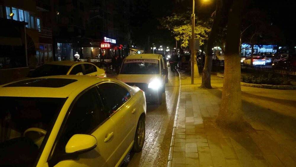 Trafiği felç eden hatalı parka vatandaş müdahale etti