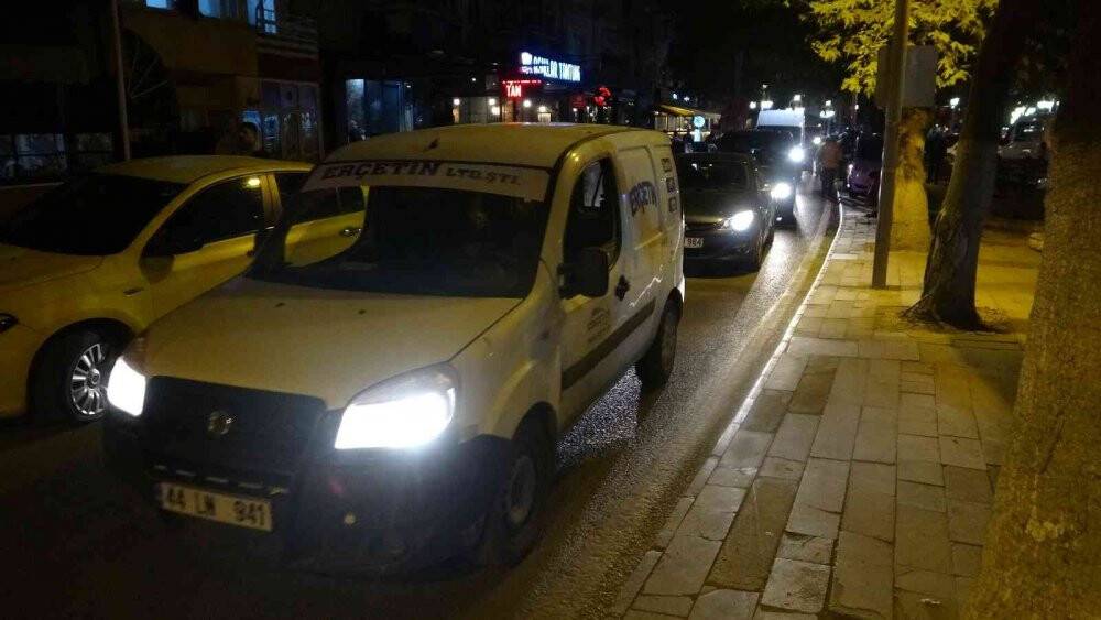 Trafiği felç eden hatalı parka vatandaş müdahale etti