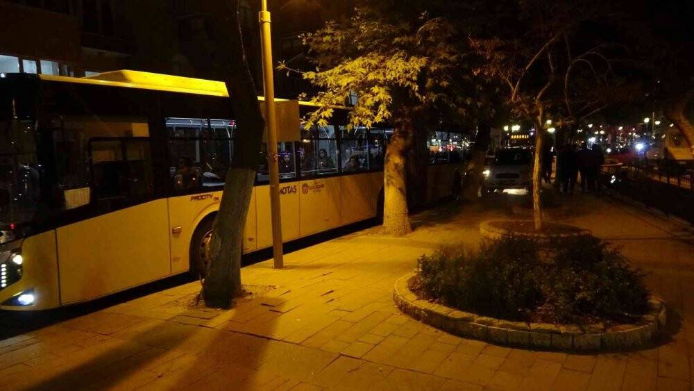 Trafiği felç eden hatalı parka vatandaş müdahale etti