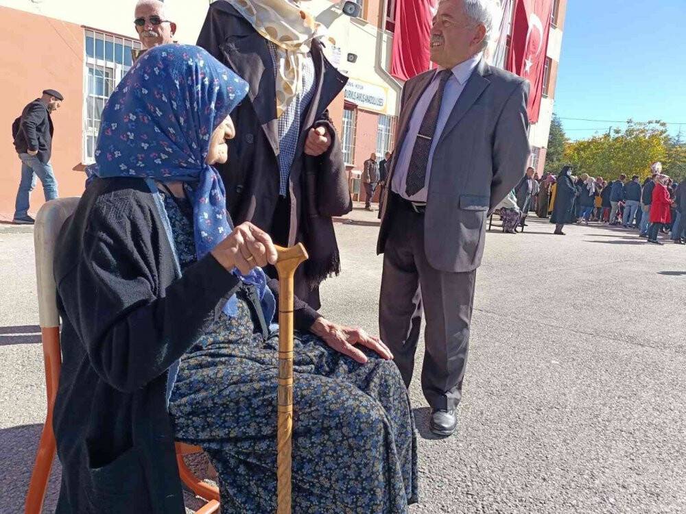 99 yaşındaki ninenin şiirleri kutlamalara damga vurdu